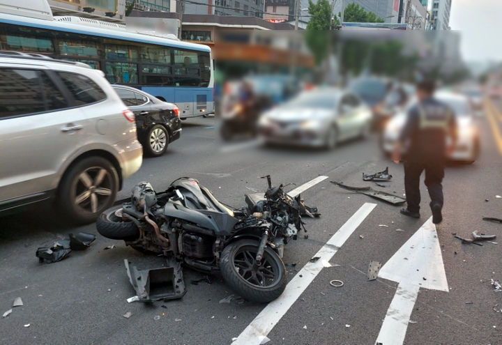 [부산=뉴시스] 6일 오후 6시50분께 부산 사하구의 한 도로에서 신호를 위반하고 중앙선을 넘어 좌회전 하던 스포츠유틸리티(SUV) 차량과 반대편 차로에서 직진하던 오토바이가 충돌했다. (사진=부산경찰청 제공) 2024.05.07. photo@newsis.com *재판매 및 DB 금지