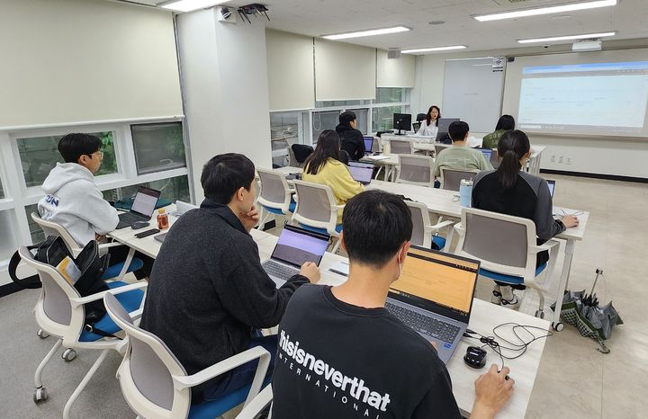 메가존클라우드는 아마존웹서비스(AWS)와 클라우드 컴퓨팅 기초 역량을 갖춘 개발·운영 인력 육성 프로그램인 'AWS 리스타트(re/Start)' 6기 과정을 시작했다고 밝혔다(사진=메가존클라우드 제공) *재판매 및 DB 금지