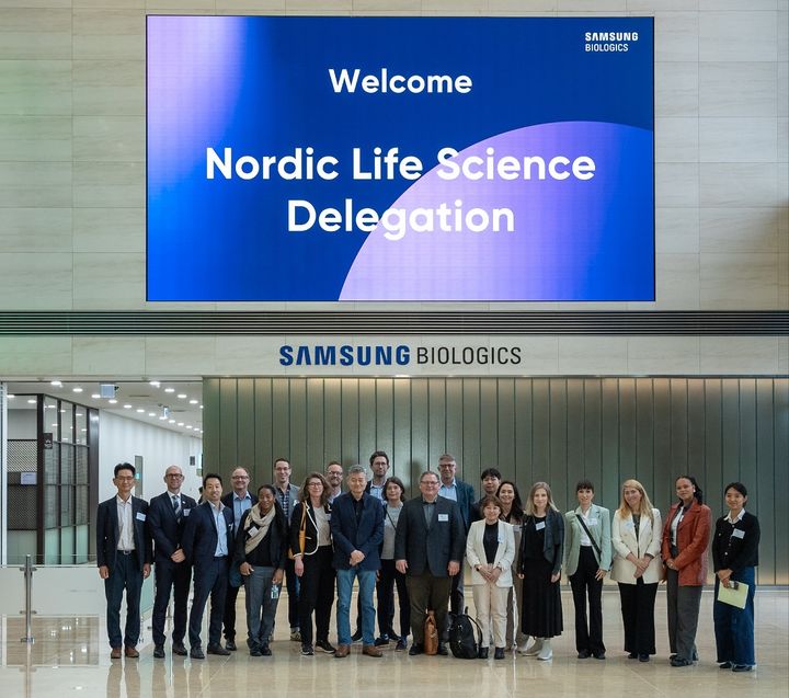 [서울=뉴시스] 라스 함마르스트룀 스웨덴대사관 대표 (왼쪽에서 두번째), 제임스최 영업지원담당 부사장(왼쪽에서 여섯번째), 란디 뭉크 덴마크대사관 대표(오른쪽에서 세번째) 등 참석자들이 인천 송도에 위치한 삼성바이오로직스에서 기념 촬영을 하고 있는 모습 (사진=삼성바이오로직스 제공) 2024.05.07. photo@newsis.com *재판매 및 DB 금지