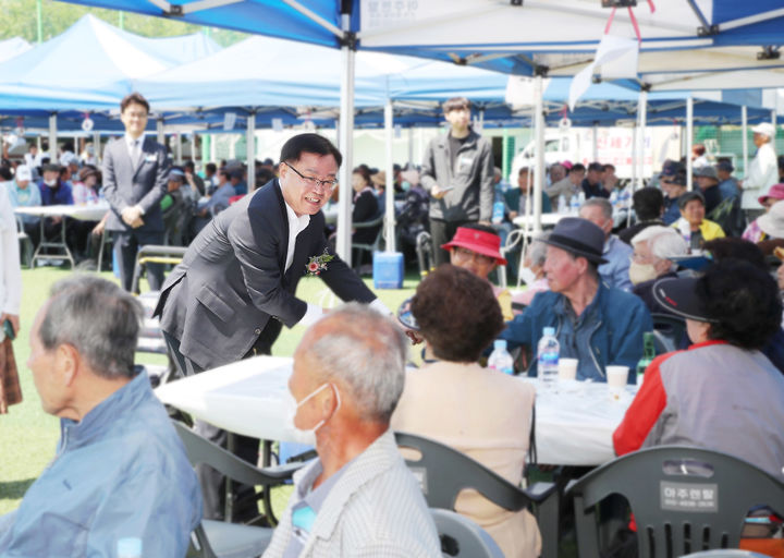 [창원=뉴시스] 홍남표 경남 창원시장이 지난 3일 마산회원구 합성1동 경로 위안잔치에서 어르신들께 안부를 묻고 있다. (사진=창원시청 제공). 2024.05.07. photo@newsis.com *재판매 및 DB 금지