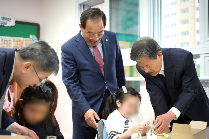 [부산=뉴시스] 학생과 함께 마리모 어항 만드는 신라대 허남식(맨 오른쪽) 총장과 김희규(맨 왼쪽) 부총장, 하윤수 부산시교육감. (사진=신라대 제공) *재판매 및 DB 금지