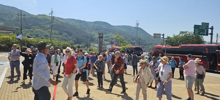 [합천=뉴시스] 합천군청 해외 크루즈 관광객, 작년에 이어 합천 해인사 다시 방문 *재판매 및 DB 금지  *재판매 및 DB 금지