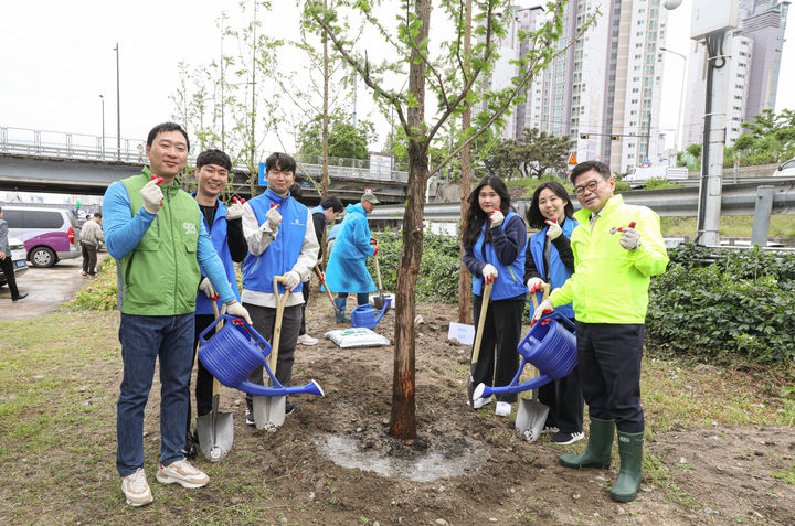 [서울=뉴시스] 7일 오전 동아쏘시오홀딩스는 동대문구와 중랑천 일대 탄소중립을 위한 메타세쿼이아길 조성 나무심기 행사에 참여했다. 정재훈 동아쏘시오홀딩스 사장(왼쪽 끝), 이필형 동대문구 구청장(오른쪽 끝)이 동아쏘시오그룹 직원들과 나무를 심은 후 기념촬영을 하고 있다. (사진=동아쏘시오홀딩스 제공) 2024.05.07. photo@newsis.com&nbsp; *재판매 및 DB 금지