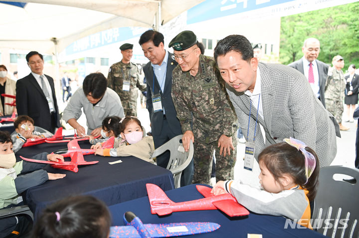 [구미=뉴시스] 박홍식 기자 = 김장호(오른쪽) 경북 구미시장과 고창준 육군 제2작전사령관이 7일 구미 경운대학교에서 열린 '제2회 2작전사령관배 드론봇 전투경연대회'에서 어린이들과 모형 항공기 체험행사를 지켜보고 있다. 2024.05.07 phs6431@newsis.com