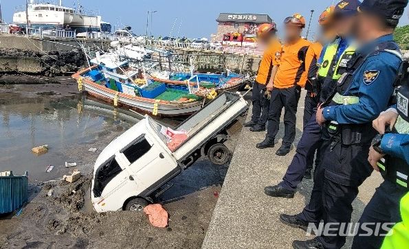 [제주=뉴시스] 7일 오후 제주시 도두동 사수마을 한 포구에서 시위를 하던 50대 A씨가 트럭을 몰고 돌진해 해상으로 추락했다. (사진=제주소방안전본부 제공) 2024.05.07. photo@newsis.com 