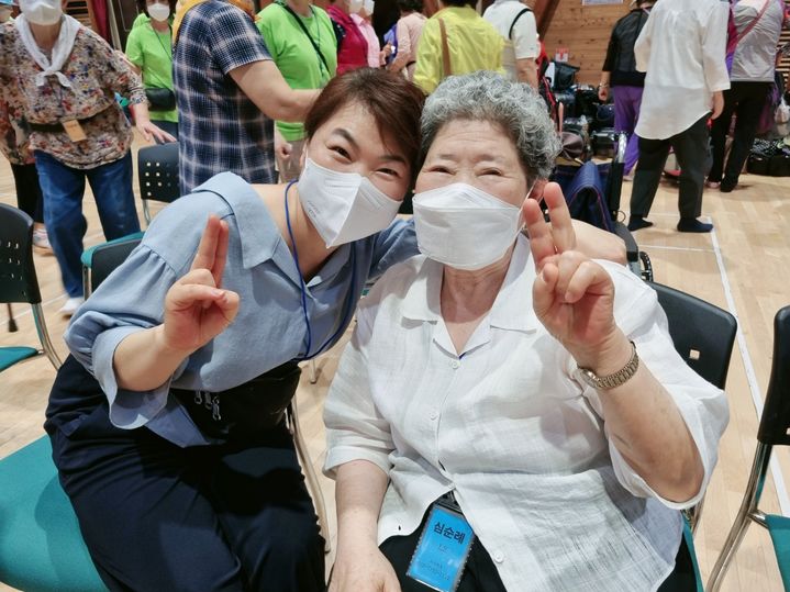 [서울=뉴시스] 10년간 양가 어머니를 모시고 산 김현순(56)씨. 사진은 김씨와 친정어머니 심순례(87)씨. 양천구청은 김씨에게 효행자 표창장을 수여할 예정이다. (사진=김현순씨 제공) 2024.05.08 *재판매 및 DB 금지