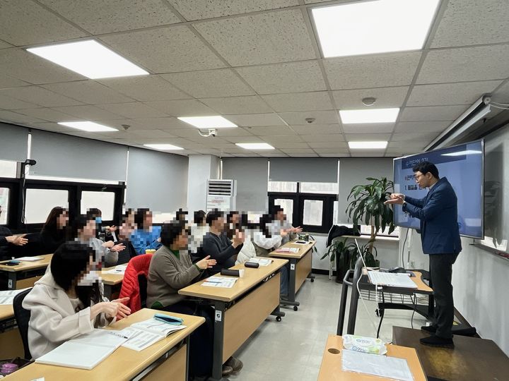 [서울=뉴시스]수어교육사진_서울수어전문교육원. 2024.05.08. (사진=서울시 제공) *재판매 및 DB 금지