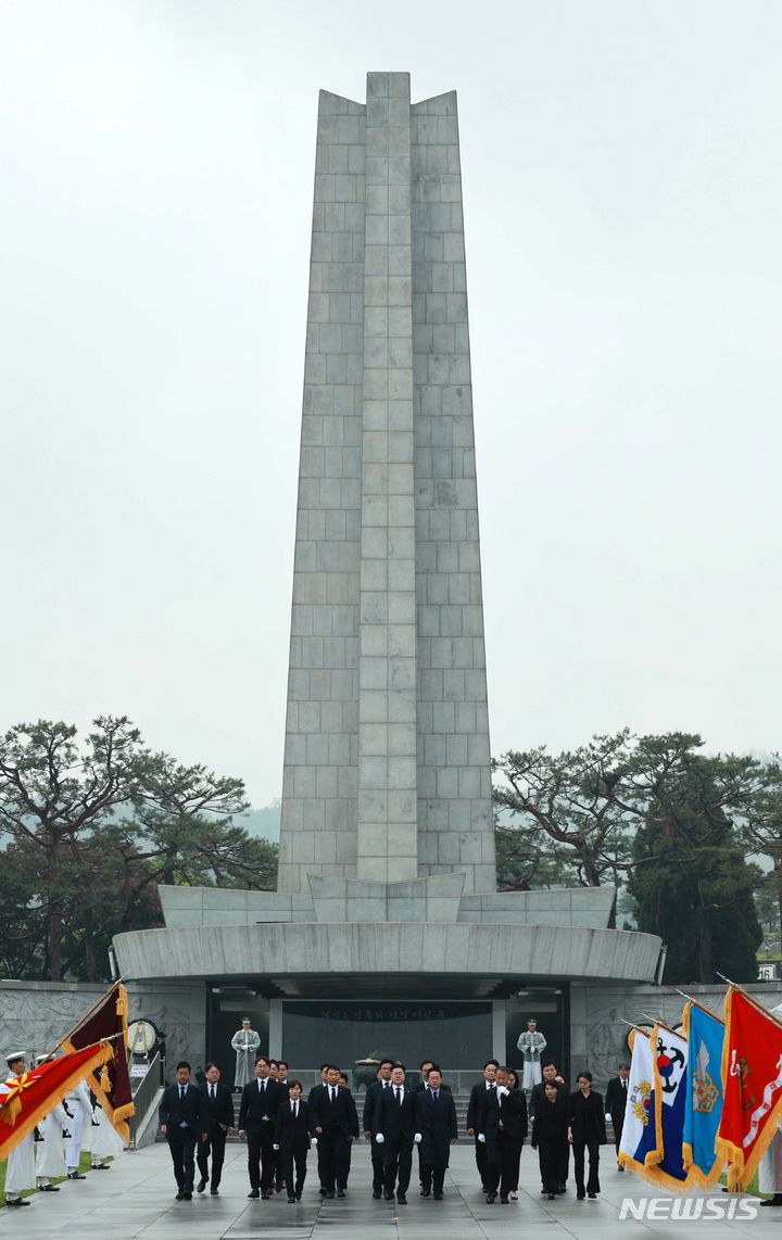 [서울=뉴시스] 고범준 기자 = 박찬대(가운데) 더불어민주당 신임 원내대표와 원내대표단이 7일 오전 서울 동작구 국립서울현충원에서 참배를 마치고 이동하고 있다. 2024.05.07. bjko@newsis.com