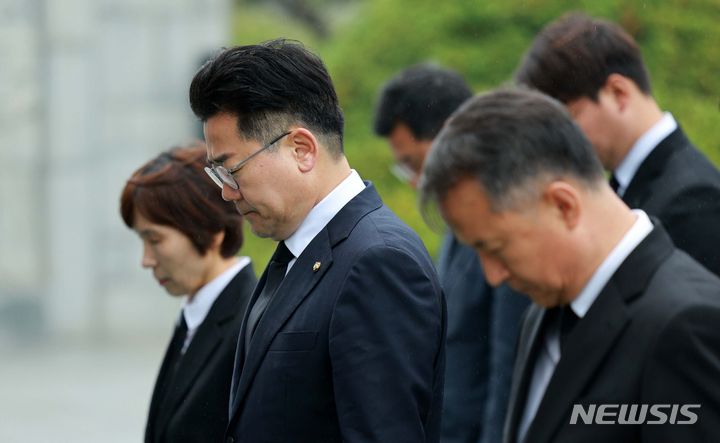 [서울=뉴시스] 고범준 기자 = 박찬대 더불어민주당 신임 원내대표가 7일 오전 서울 동작구 국립서울현충원 현충탑에서 묵념하고 있다. 2024.05.07. bjko@newsis.com