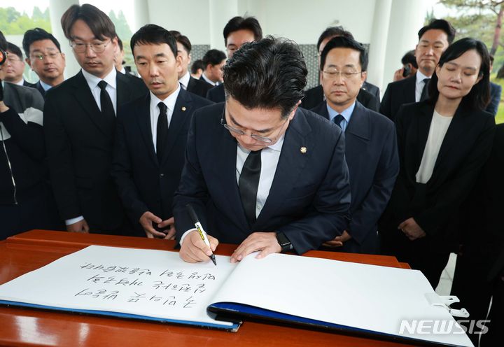 [서울=뉴시스] 고범준 기자 = 박찬대 더불어민주당 신임 원내대표가 7일 오전 서울 동작구 국립서울현충원에서 참배를 마치고 방명록 작성을 하고 있다. 2024.05.07. bjko@newsis.com