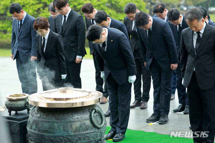 [서울=뉴시스] 고범준 기자 = 박찬대 더불어민주당 신임 원내대표와 원내대표단이 7일 오전 서울 동작구 국립서울현충원 현충탑을 참배하고 있다. 2024.05.07. bjko@newsis.com