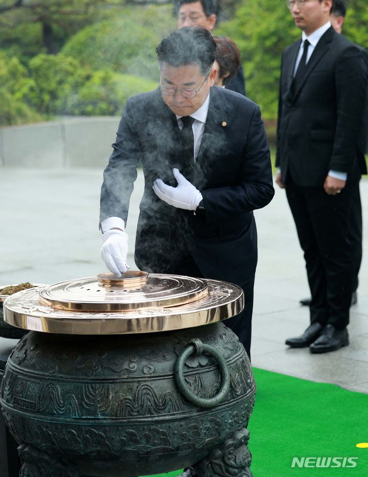 [서울=뉴시스] 고범준 기자 = 박찬대 더불어민주당 신임 원내대표가 7일 오전 서울 동작구 국립서울현충원 현충탑에서 분향하고 있다. 2024.05.07. bjko@newsis.com