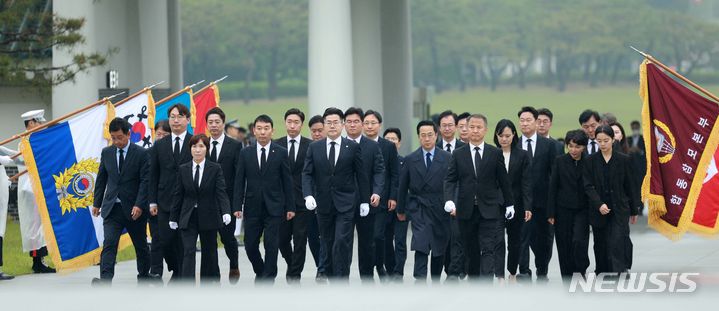 [서울=뉴시스] 고범준 기자 = 박찬대(가운데) 더불어민주당 신임 원내대표와 원내대표단이 7일 오전 서울 동작구 국립서울현충원 현충탑을 참배하기 위해 이동하고 있다. 2024.05.07. bjko@newsis.com