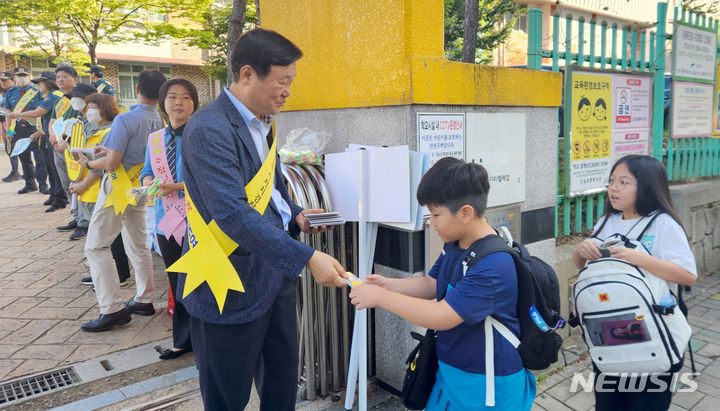 [광주=뉴시스] 광주자치경찰위원회 교통안전캠페인. (사진=광주시청 제공). photo@newsis.com *재판매 및 DB 금지