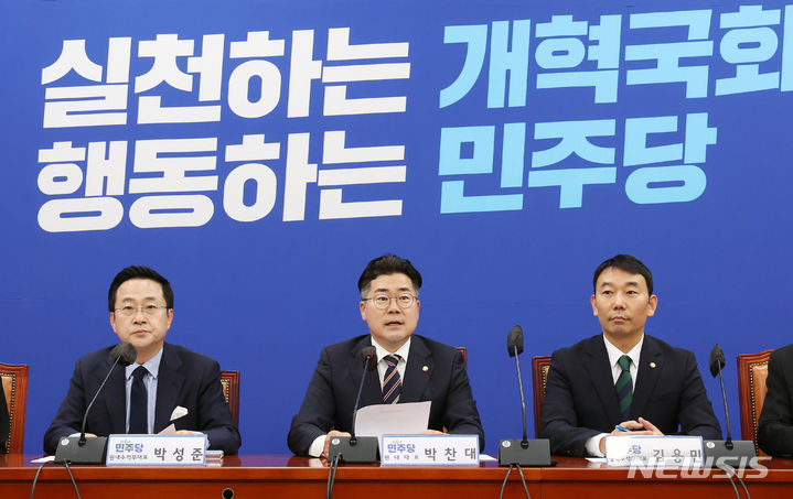 [서울=뉴시스] 조성우 기자 = 박찬대(가운데) 더불어민주당 신임 원내대표가 7일 오전 서울 여의도 국회에서 열린 원내대책회의에서 모두발언을 하고 있다. 왼쪽부터 박성준 원내 운영수석부대표, 박 원내대표, 김용민 정책수석부대표. 2024.05.07. xconfind@newsis.com