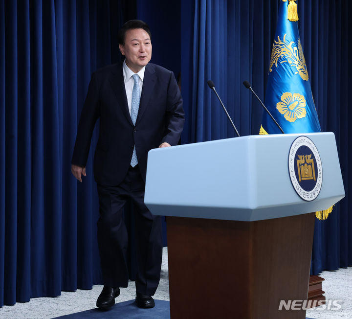 [서울=뉴시스] 조수정 기자 = 윤석열 대통령이 7일 서울 용산 대통령실 청사에서 민정수석에 김주현 전 법무부 차관을 임명 발표하기 위해 브리핑룸에 입장하고 있다. 2024.05.07. chocrystal@newsis.com