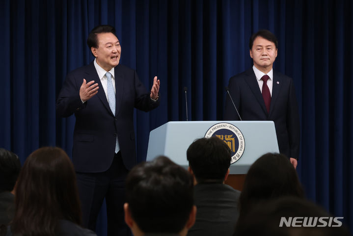 [서울=뉴시스] 조수정 기자 = 윤석열 대통령이 7일 서울 용산 대통령실 청사에서 민정수석에 김주현(오른쪽) 전 법무부 차관을 임명 발표하고 있다. 2024.05.07. chocrystal@newsis.com