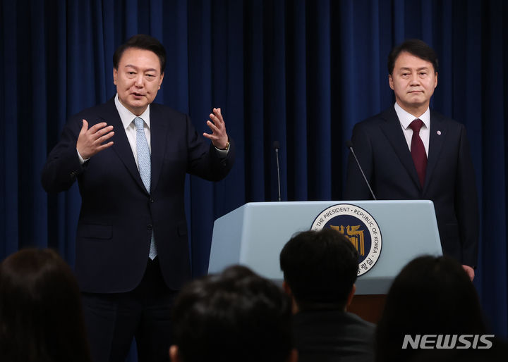 [서울=뉴시스] 조수정 기자 = 윤석열 대통령이 7일 서울 용산 대통령실 청사에서 민정수석에 김주현(오른쪽) 전 법무부 차관을 임명 발표하고 있다. 2024.05.07. chocrystal@newsis.com