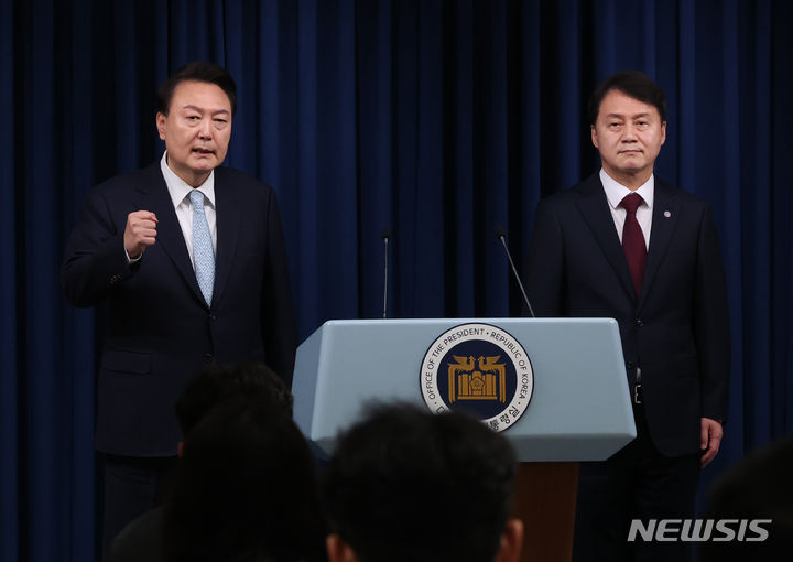 [서울=뉴시스] 조수정 기자 = 윤석열 대통령이 7일 서울 용산 대통령실 청사에서 민정수석에 김주현(오른쪽) 전 법무부 차관을 임명 발표하고 있다. 2024.05.07. chocrystal@newsis.com