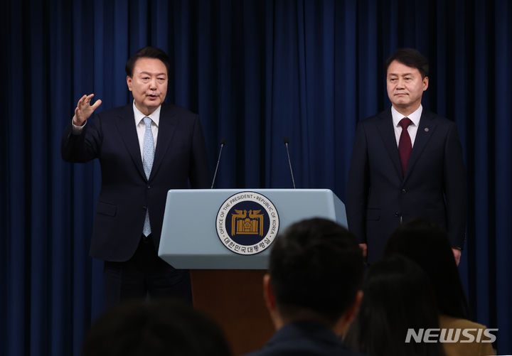 [서울=뉴시스] 조수정 기자 = 윤석열 대통령이 7일 서울 용산 대통령실 청사에서 민정수석에 김주현(오른쪽) 전 법무부 차관을 임명 발표하고 있다. 2024.05.07. chocrystal@newsis.com