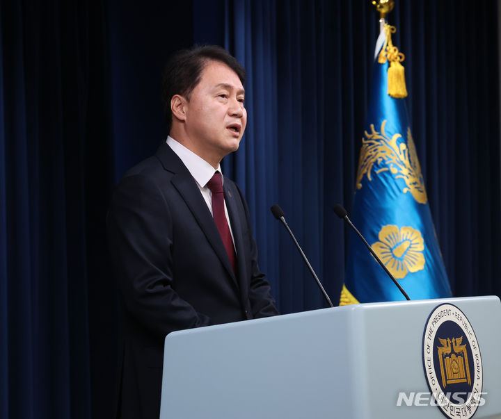 [서울=뉴시스] 조수정 기자 = 김주현 신임 민정수석이 7일 서울 용산 대통령실 청사에서 소감을 밝히고 있다. 2024.05.07. chocrystal@newsis.com