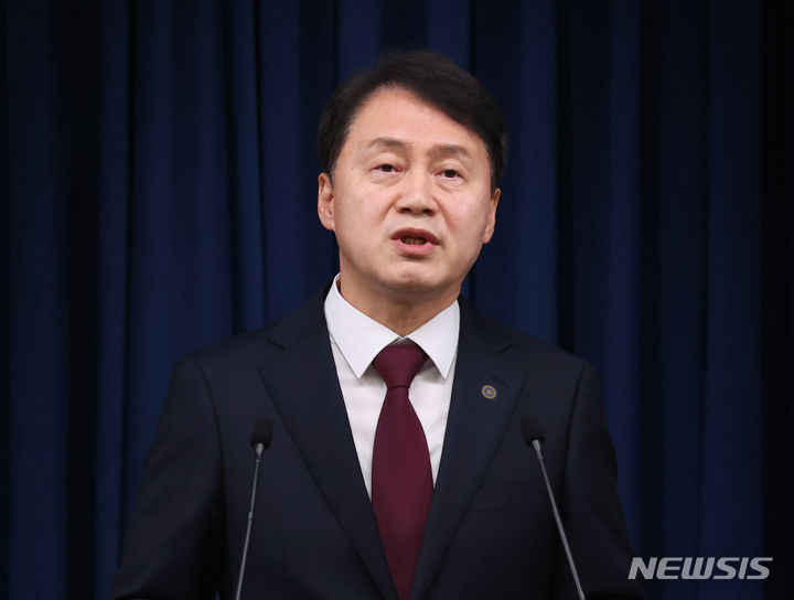 [서울=뉴시스] 조수정 기자 = 김주현 신임 민정수석이 7일 서울 용산 대통령실 청사에서 소감을 밝히고 있다. 2024.05.07. chocrystal@newsis.com