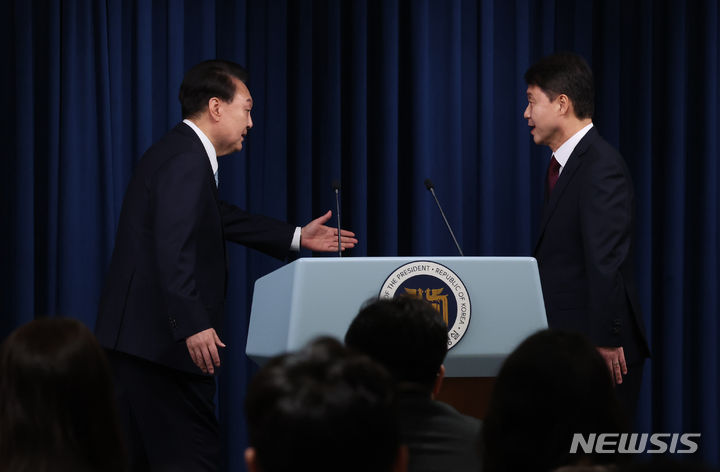 [서울=뉴시스] 조수정 기자 = 윤석열 대통령이 7일 서울 용산 대통령실 청사에서 민정수석에 김주현(오른쪽) 전 법무부 차관을 임명 발표한 뒤 이석하며 발언대로 안내하고 있다. 2024.05.07. chocrystal@newsis.com