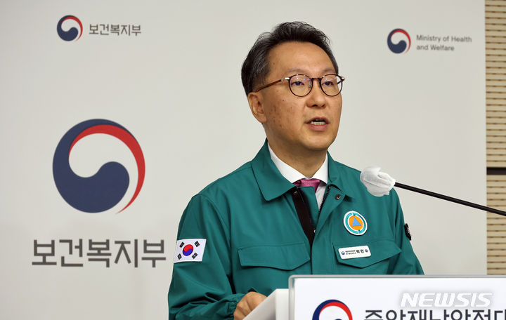 [세종=뉴시스] 강종민 기자 = 박민수 중앙재난안전대책본부 제1총괄조정관(보건복지부 제2차관)이 7일 세종시 정부세종청사에서 의사 집단행동 중대본 회의 주요 내용 등을 발표하고 있다. 2024.05.07. ppkjm@newsis.com