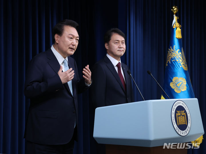 [서울=뉴시스] 조수정 기자 = 윤석열 대통령이 7일 서울 용산 대통령실 청사에서 민정수석에 김주현(오른쪽) 전 법무부 차관을 임명 발표하고 있다. 2024.05.07. chocrystal@newsis.com