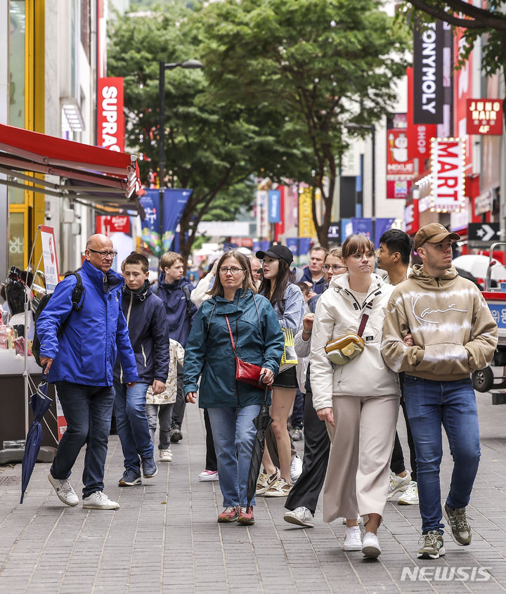 [서울=뉴시스] 정병혁 기자 = 지난 5월 7일 서울 중구 명동거리가 사람들로 북적이고 있다. 코로나19 엔데믹 이후 서울의 상권 지도가 바뀌고 있다.&nbsp; 올해 1분기(1~3월) 서울의 소규모 상가 공실률은 5.7%로 지난해 초(6.3%)보다 0.6%포인트 감소했다. 같은 기간 중대형 상가는 8.6%에서 8.4%로 소폭 줄었으나 집합상가는 8.0%에서 9.0%로 증가했다.2022년 초 명동의 소규모 상가 공실률은 42.1%에 달했으나, 올해 1분기에는 외국인 관광 수요의 회복으로 공실률이 1.8%까지 급감했다. 2024.05.07. jhope@newsis.com