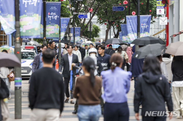 [서울=뉴시스] 정병혁 기자 = 서울 중구 명동거리가 사람들로 북적이고 있다. 코로나19 엔데믹 이후 서울의 상권 지도가 바뀌고 있다.  올해 1분기(1~3월) 서울의 소규모 상가 공실률은 5.7%로 지난해 초(6.3%)보다 0.6%포인트 감소했다. 같은 기간 중대형 상가는 8.6%에서 8.4%로 소폭 줄었으나 집합상가는 8.0%에서 9.0%로 증가했다.  2022년 초 명동의 소규모 상가 공실률은 42.1%에 달했으나, 올해 1분기에는 외국인 관광 수요의 회복으로 공실률이 1.8%까지 급감했다. 2024.05.07. jhope@newsis.com