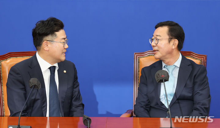 [서울=뉴시스] 권창회 기자 = 박찬대(왼쪽) 더불어민주당 원내대표가 7일 오후 서울 여의도 국회 원내대표 회의실에서 홍철호 정무수석을 접견해 대화하고 있다. 2024.05.07. kch0523@newsis.com