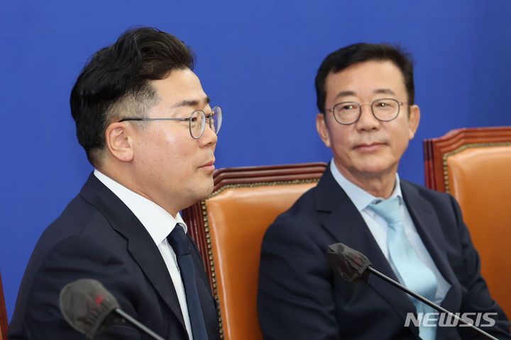 [서울=뉴시스] 권창회 기자 = 박찬대(왼쪽) 더불어민주당 원내대표가 7일 오후 서울 여의도 국회 원내대표 회의실에서 홍철호 정무수석을 접견하며 발언하고 있다. 2024.05.07. kch0523@newsis.com