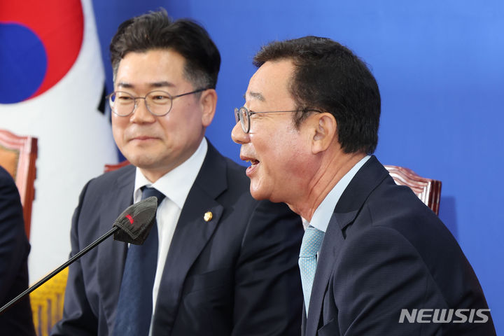 [서울=뉴시스] 권창회 기자 = 홍철호 정무수석이 7일 오후 서울 여의도 국회 원내대표 회의실에서 박찬대 더불어민주당 원내대표를 예방하며 발언하고 있다. 2024.05.07. kch0523@newsis.com