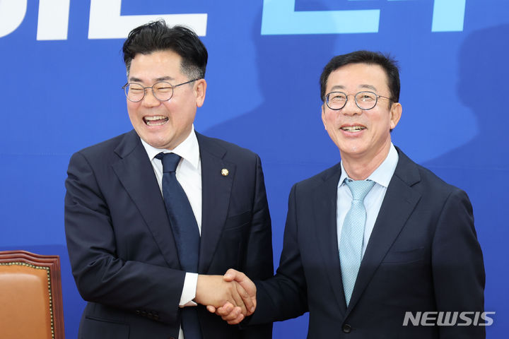 [서울=뉴시스] 권창회 기자 = 박찬대(왼쪽) 더불어민주당 원내대표가 7일 오후 서울 여의도 국회 원내대표 회의실에서 홍철호 정무수석을 접견하고 있다. 2024.05.07. kch0523@newsis.com