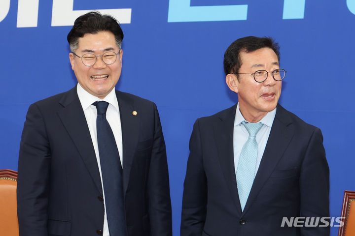 [서울=뉴시스] 권창회 기자 = 박찬대(왼쪽) 더불어민주당 원내대표가 7일 오후 서울 여의도 국회 원내대표 회의실에서 홍철호 정무수석을 접견하고 있다. 2024.05.07. kch0523@newsis.com