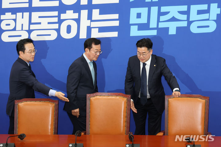 [서울=뉴시스] 권창회 기자 = 박찬대(오른쪽) 더불어민주당 원내대표가 7일 오후 서울 여의도 국회 원내대표 회의실에서 홍철호 정무수석을 접견하고 있다. 2024.05.07. kch0523@newsis.com