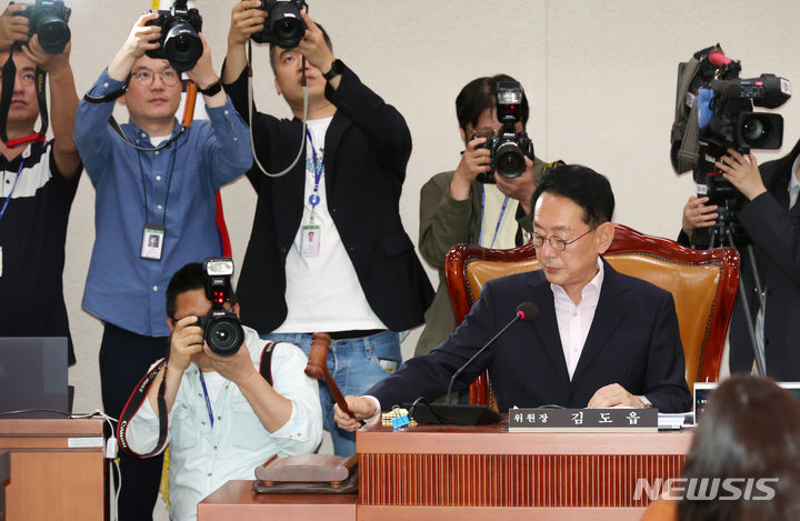 [서울=뉴시스] 조성우 기자 = 김도읍 국회 법제사법위원장이 7일 오후 서울 여의도 국회에서 열린 법제사법위원회 전체회의에서 안건을 상정하며 의사봉을 두드리고 있다. 2024.05.07. xconfind@newsis.com