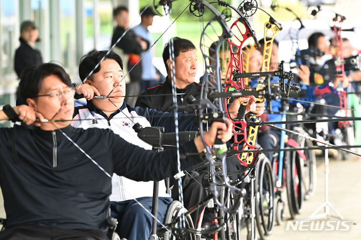 [수원=뉴시스] 김종택기자 = 제58회 전국상이군경 체육대회가 열린 7일 경기도 수원시 장안구 연무동 보훈재활체육센터에서 양궁 종목 참가자들이 활을 쏘고 있다. 2024.05.07. jtk@newsis.com