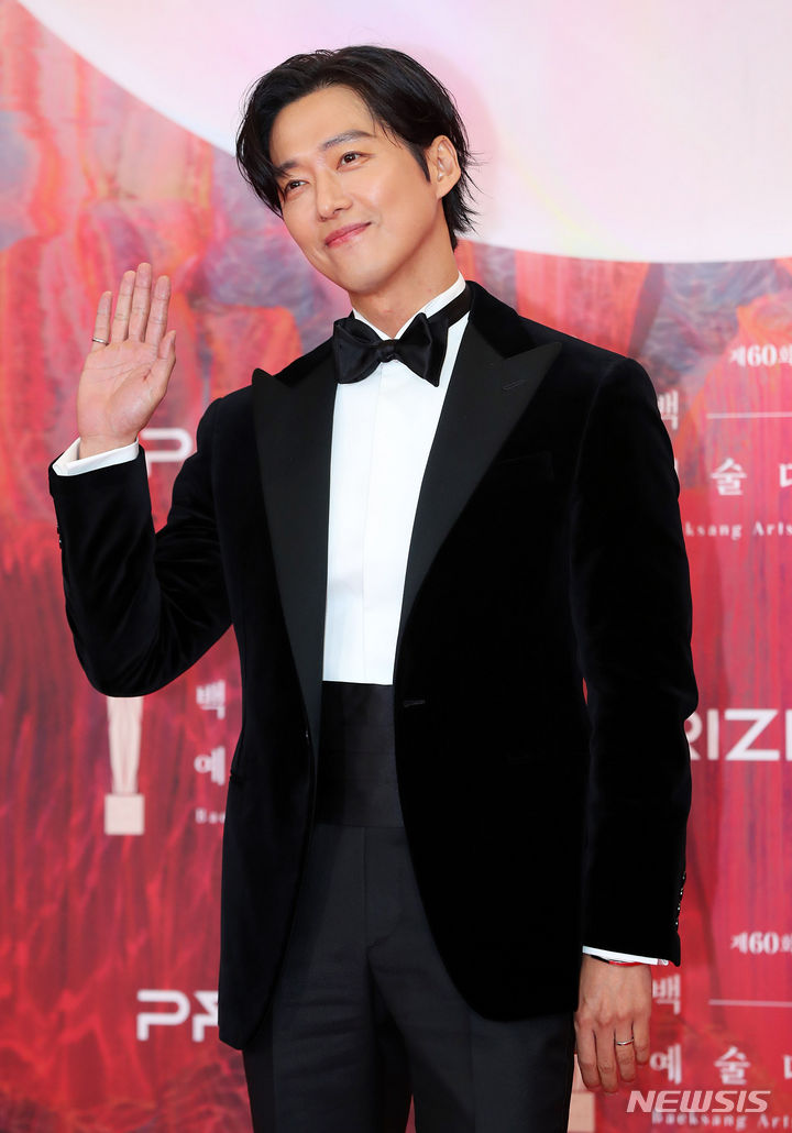 [서울=뉴시스] 김혜진 기자 = 배우 남궁민이 7일 오후 서울 강남구 코엑스에서 열린 제60회 백상예술대상 시상식에서 레드카펫을 밟고 있다. 2024.05.07. jini@newsis.com