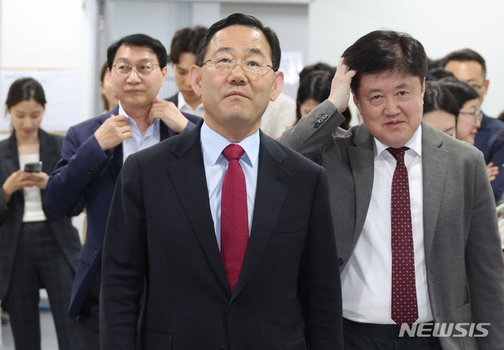 [서울=뉴시스] 조성봉 기자= 주호영 국회 연금개혁 특별위원장과 여야 간사들이 7일 오후 서울 여의도 국회 소통관에서 유럽출장 취소 및 연금개혁특위 활동 종료 관련 기자회견을 하기위해 들어서고 있다. 왼쪽부터 김성주 더불어민주당 간사, 주호영 특위위원장, 유경준 국민의힘 간사. 2024.05.07. suncho21@newsis.com