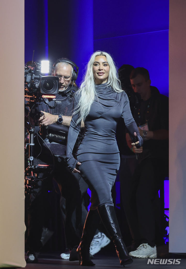 [함부르크=AP/뉴시스] 인플루언서 킴 카다시안이 지난 7일(현지시각) 독일 함부르크에서 열린 OMR 디지털 and 마케팅 트레이드 페어 행사에 참석해 무대에 오르고 있다. 2024.05.09