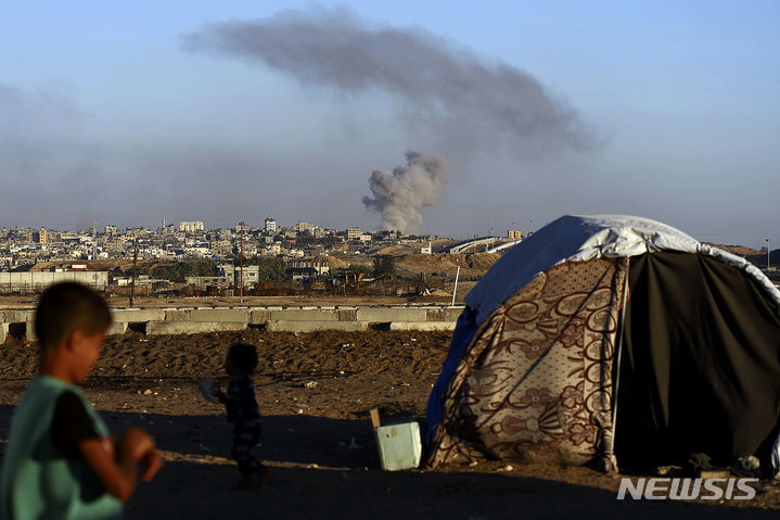 [라파=AP/뉴시스] 가자지구 남부 라파와 이집트 접경 인근에서 지난 7일(현지시각) 이스라엘 공습으로 연기가 피어오르는 모습. 2024.05.09.