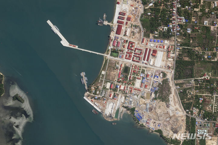 [리암=AP/뉴시스]미국 상업위성 업체 플래닛 랩스 PBC가 촬영한 이 위성 사진은 지난 8일 태국 남부 타이만에 위치한 캄보디아 리암 해군기지에 정박한 중국의 소형 군함(코르벳함) 두 척을 보여준다. 캄보디아 국방부는 중국의 자금 지원을 받아 새로 확장한 전략적으로 중요한 해군 기지에 중국 군함 두 척이 수개월 동안 주둔하는 것은 중국군의 영구적인 현지 배치에 해당하지 않는다고 주장했다. 2024.05.30.