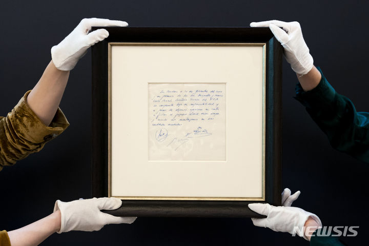 [런던=AP/뉴시스] 리오넬 메시가 스페인 프로축구 프리메라리가 FC바르셀로나의 첫 계약이 담긴 냅킨 계약서. 2024.05.08.