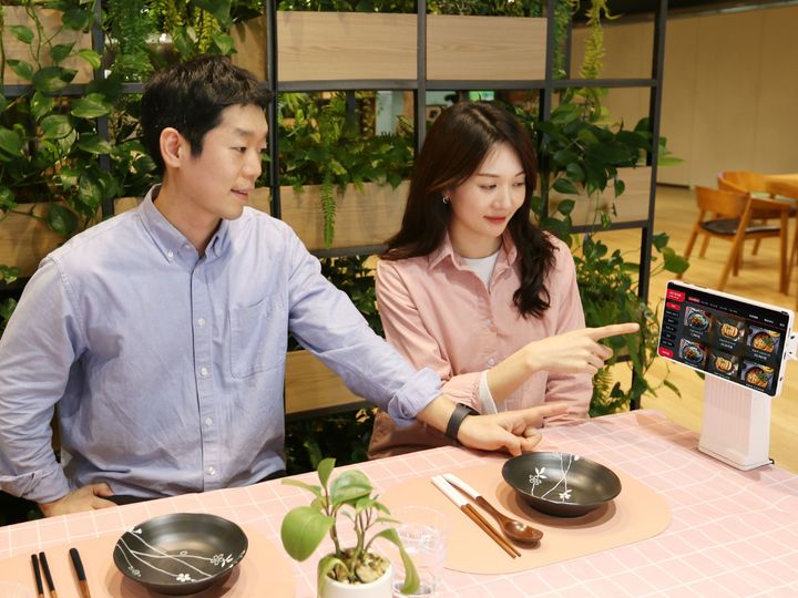 [서울=뉴시스] LG헬로비전은 자사 렌탈 브랜드 헬로렌탈에 기업간거래(B2B) 전용 테이블오더 서비스를 출시했다고 8일 밝혔다. (사진=LG헬로비전 제공) *재판매 및 DB 금지