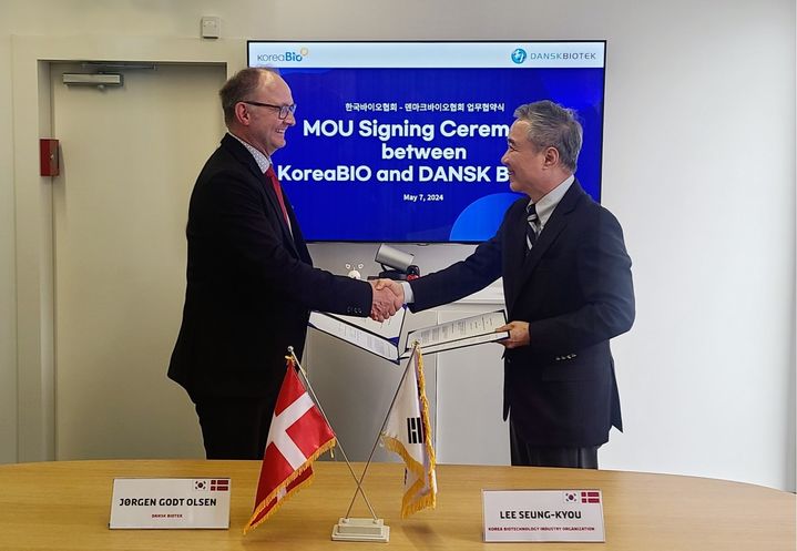 [서울=뉴시스] 한국바이오협회-단스크바이오 MOU 체결식 사진, 단스크바이오 사무총장 Jorgen Godt Olsen(좌)과 한국바이오협회 이승규 부회장이 악수하고 있다. (사진=한국바이오협회 제공) 2024.05.08. photo@newsis.com *재판매 및 DB 금지