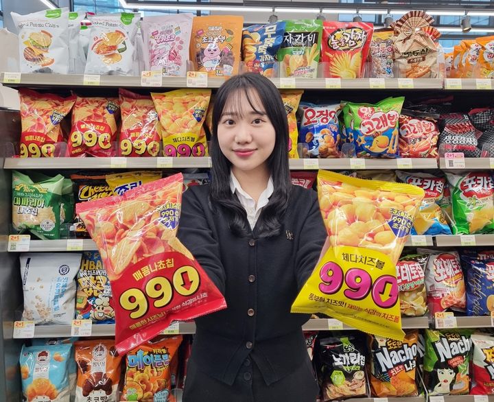 [서울=뉴시스] 편의점 CU가 올 초 선보인 880원 컵라면에 이어 이번달 990원 초저가 스낵 2종을 내놓는다고 8일 밝혔다. (사진=BGF리테일 제공) *재판매 및 DB 금지