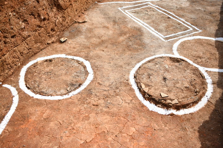 [서울=뉴시스] 부안 유천리 요지 공방지 출토 도기와 청자 태토 추정 회백색 점토 (사진=문화재청 제공) 2024.05.08 photo@newsis.com *재판매 및 DB 금지