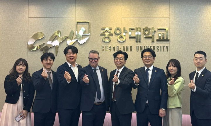 [서울=뉴시스] 중앙대-틸버그대 교류협정 체결 기념사진. (사진=중앙대 제공) *재판매 및 DB 금지